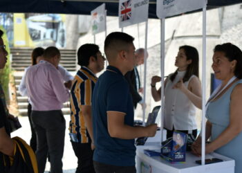 Los participantes recibieron información sobre las becas en los quioscos.
