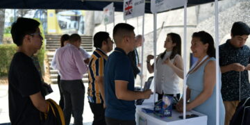 Los participantes recibieron información sobre las becas en los quioscos.
