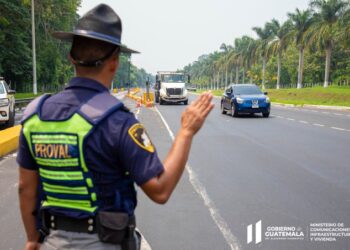 Verifican carga del transporte pesado en la autopista Palín - Escuintla.