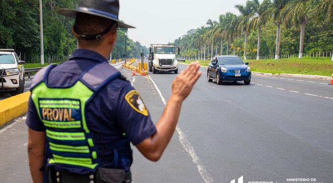 Verifican carga del transporte pesado en la autopista Palín - Escuintla.