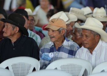 Adultos mayores de Santa Rosa reflejan su alegría por la inclusión al PAM. /Foto: Gilber García