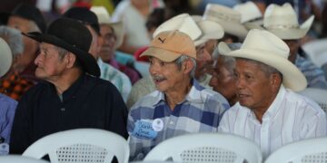 Adultos mayores de Santa Rosa reflejan su alegría por la inclusión al PAM. /Foto: Gilber García