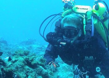 Profesor de EE. UU. bate récord mundial al vivir 74 días en refugio submarino