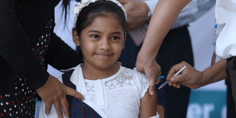 Vacunación de niñas contra el cáncer de matriz.