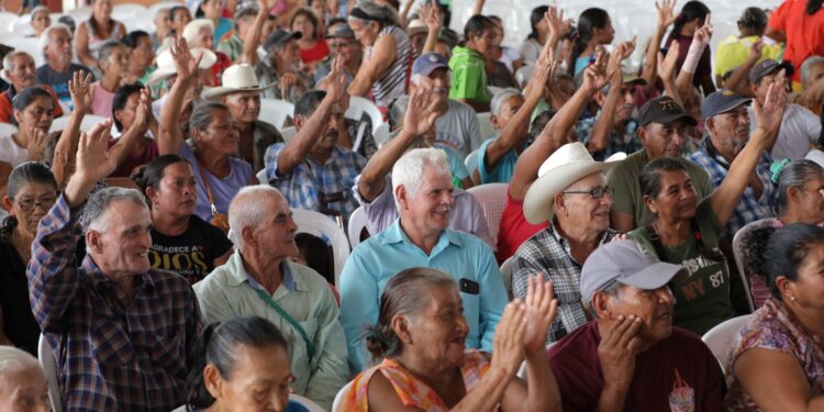 El Presidente de la República notificó a más beneficiarios del Programa del Adulto Mayor.