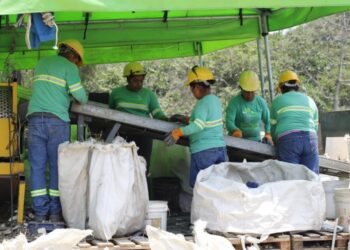 MARN apoya proceso de transformación de desechos en productos comercializables