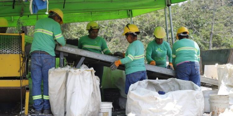 MARN apoya proceso de transformación de desechos en productos comercializables