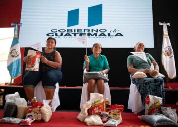 Entregan más de 3 mil raciones de alimentos a pobladores de El Jícaro, El Progreso. /Foto: Álvaro Interiano