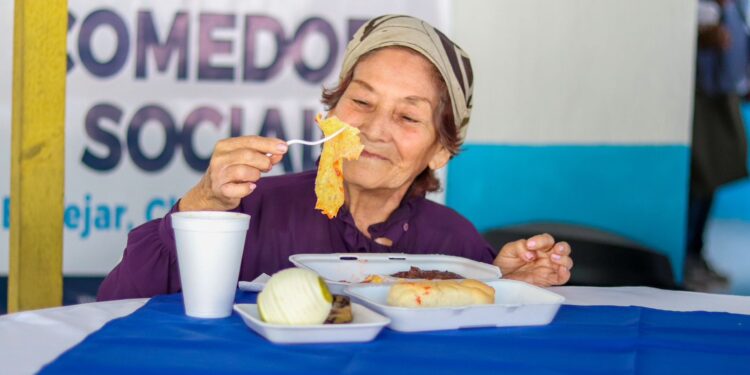 Brindan alimentos nutritivos a ciudadanos de El Tejar, Chimaltenango