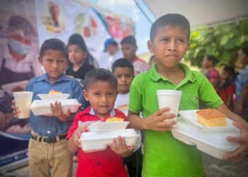 Ciudadanos de Livingston reciben alimentos nutritivos a través de comedor móvil