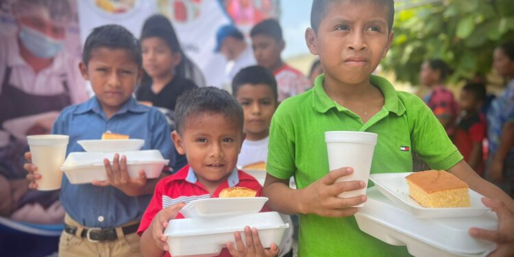 Ciudadanos de Livingston reciben alimentos nutritivos a través de comedor móvil