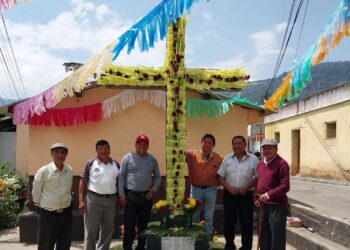 Vecinos de Totonicapán conmemoran el Día de la Cruz