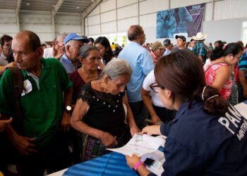 Adultos mayores de Retalhuleu son beneficiados con atención médica