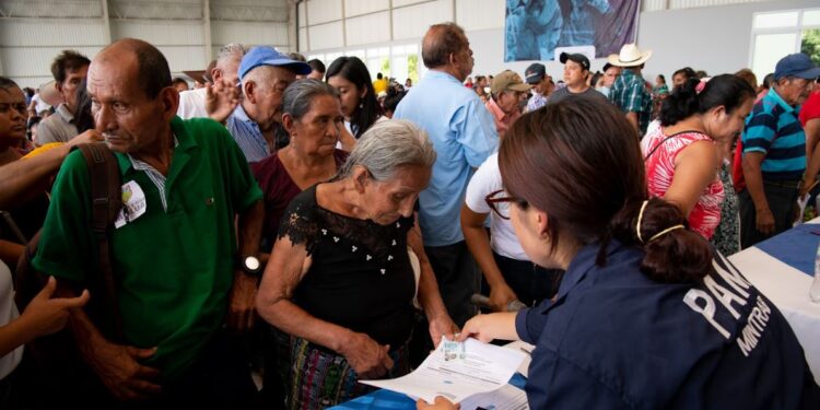 Adultos mayores de Retalhuleu son beneficiados con atención médica