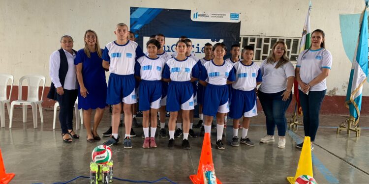 Entregan más de 30 mil implementos deportivos a estudiantes de Jalapa