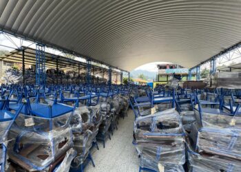 Entregan más de 3 mil escritorios a establecimientos públicos de Totonicapán