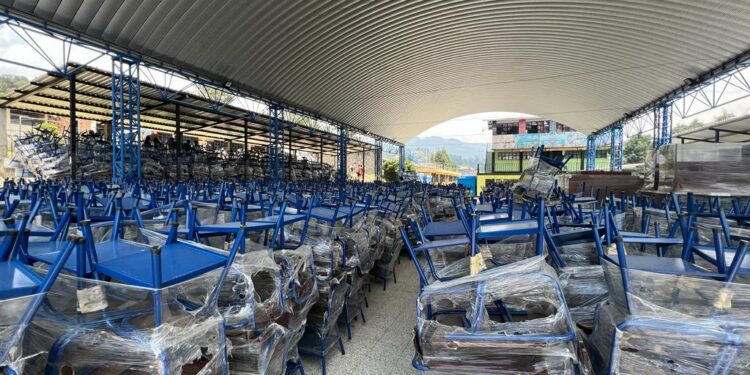 Entregan más de 3 mil escritorios a establecimientos públicos de Totonicapán