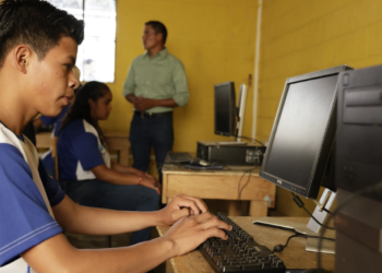 Electrificación por medio de paneles solares beneficiará a la escuela de Tzalamilá, Senahú, Alta Verapaz.