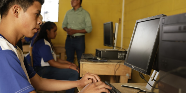 Electrificación por medio de paneles solares beneficiará a la escuela de Tzalamilá, Senahú, Alta Verapaz.