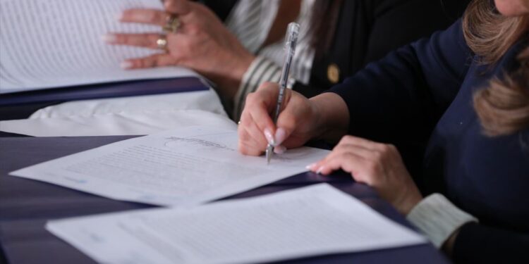 Ministerio de educación y Tribunal Supremo Electoral firman convenio de cooperación. /Foto: Gilber García