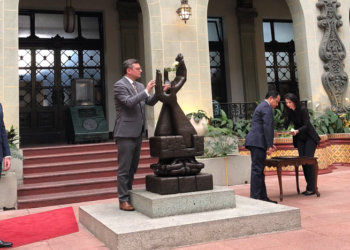 Guatemala concedió el cambio de la rosa de la paz al canciller de Ucrania.