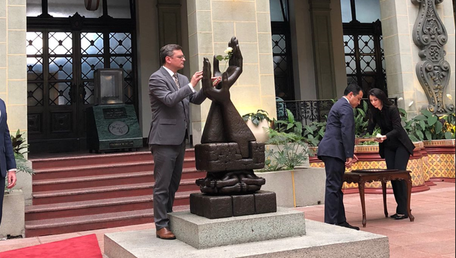Guatemala concedió el cambio de la rosa de la paz al canciller de Ucrania.