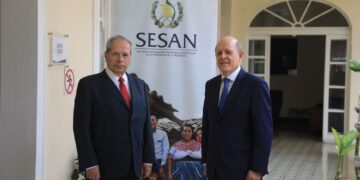 Presidente de CONIN (izquierda) y embajador de Chile en Guatemala (derecha) compartieron las acciones ejecutadas por Chile para el combate a la desnutrición. /Foto: José Archila