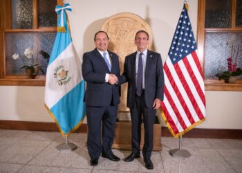 Funcionarios dialogaron sobre el manejo de la migración irregular. /Foto: Álvaro Interiano