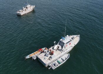 Soldados interceptan embarcación con 45 tulas con posible droga