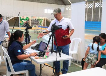 Ciudadanos de Izabal asisten a la jornada móvil de pasaportes
