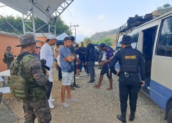 Ejército brinda asistencia a 13 migrantes en Chiquimula