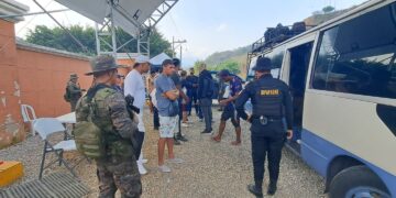 Ejército brinda asistencia a 13 migrantes en Chiquimula
