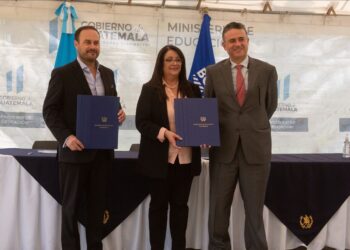 Mineduc y BCIE firman convenio para programa de Becas Bicentenario