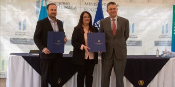 Mineduc y BCIE firman convenio para programa de Becas Bicentenario