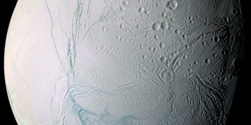 El telescopio espacial James Webb captó un penacho de vapor de agua expulsado por la luna Encélado de Saturno.