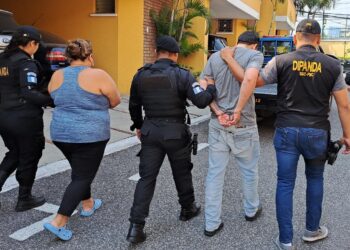 Presuntos mareros capturados en allanamiento de la PNC.