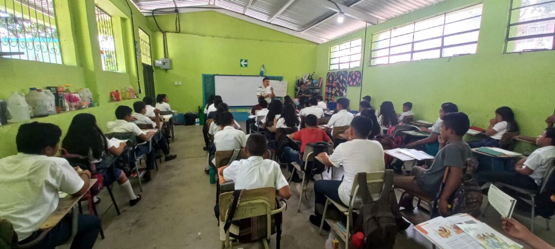 PNC comparte capacitaciones y talleres a estudiantes.