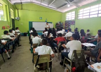 PNC comparte capacitaciones y talleres a estudiantes.