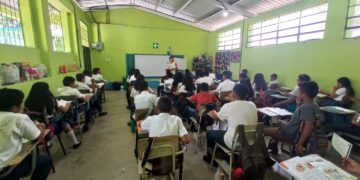 PNC comparte capacitaciones y talleres a estudiantes.