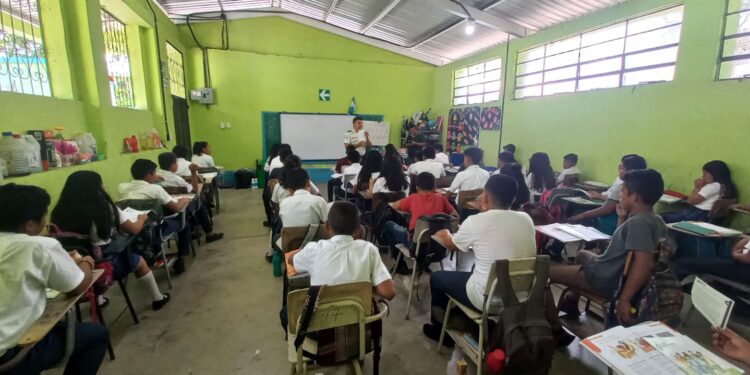 PNC comparte capacitaciones y talleres a estudiantes.