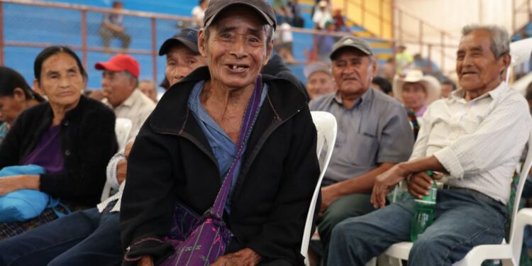 Más de 5 mil adultos mayores de Alta Verapaz se suman al PAM