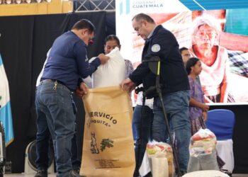 Entregan raciones de alimentos a familias de Cobán Alta Verapaz / Foto: Gilber García
