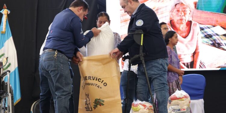 Entregan raciones de alimentos a familias de Cobán Alta Verapaz / Foto: Gilber García