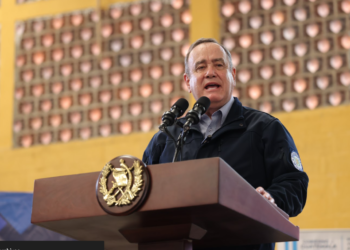 El Presidente de Guatemala conversó con la vicepresidenta estadounidense Kamala Harris sobre migración.