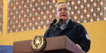 El Presidente de Guatemala conversó con la vicepresidenta estadounidense Kamala Harris sobre migración.