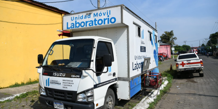 Unidad Móvil atendió a los adultos mayores durante entrega del PAM.