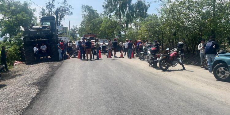 Mediante el diálogo, autoridades liberan el paso en Sansare, El Progreso.