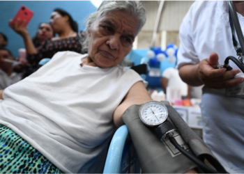 La entrega de notificaciones del PAM estuvo acompañada de servicios de salud.