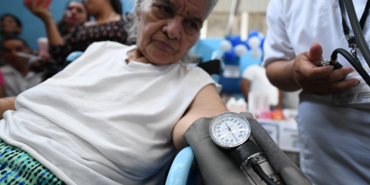 La entrega de notificaciones del PAM estuvo acompañada de servicios de salud.