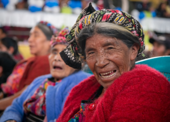 Adultos mayores de San Juan Ostuncalco acudieron a la entrega de notificaciones del PAM.